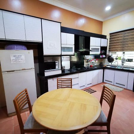 Amera Homestay Chukai ภายนอก รูปภาพ